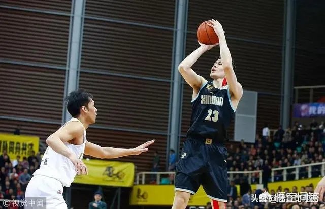 比赛还剩1分钟，林志杰下场，阿不都沙拉木鼓掌欢送，你怎么看？