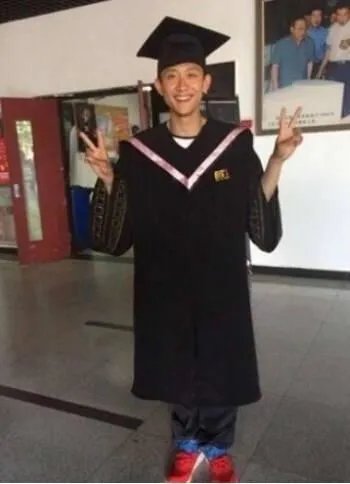 陈瑶晒学士服毕业照素颜清丽可爱，还有哪些明星晒过自己的毕业照，谁的最好看？