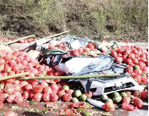 轿车车头被卷入货车车底又被30吨西瓜砸是怎么回事？