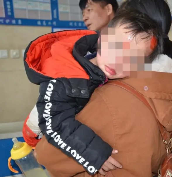 男孩被卷越野车底是什么情况？