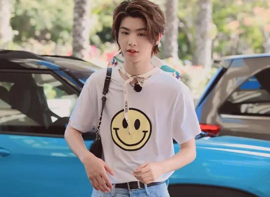 黄明昊走秀时突然假摔,他的这个假摔到底自不自然?