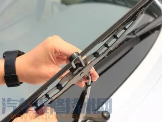 雨刷器怎么更换（图解） 雨刷器更换教程