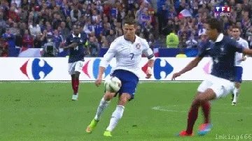 c罗队友进球为啥举手