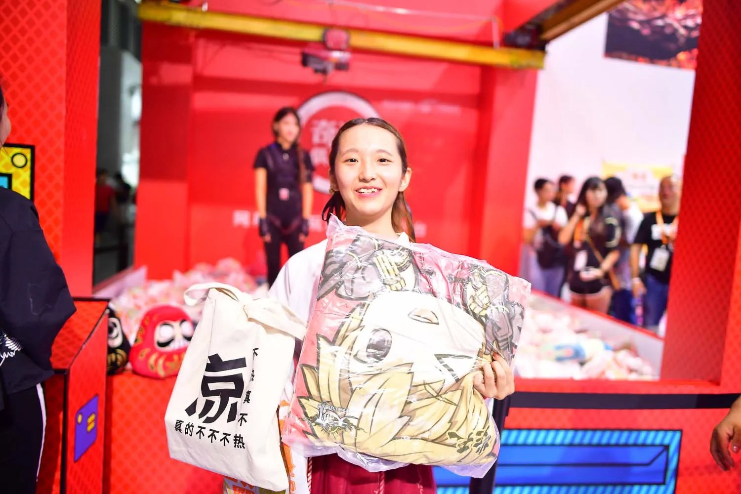 真人娃娃机到底有多好玩?不看SG只求当个娃娃夹走福利