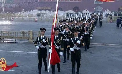 国庆节10万人观升旗情况如何？