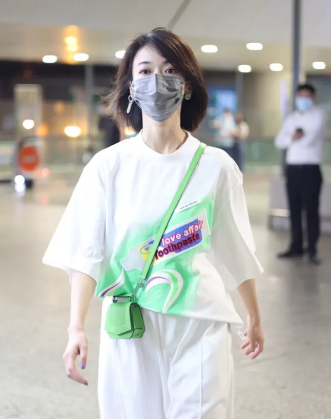 普通的白T恤搭配什么裤子会很时尚?