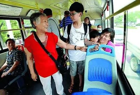 超市促销大妈爬上货架哄抢,为何坐公交的时候却很虚弱?