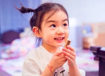 戚薇女儿为啥总是扎俩丸子头？看到她散头发照片后，瞬间懂了！这是为何？