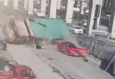 杭州一大货车侧翻导致3人被埋压身亡,造成这一事故的真正原因是什么?