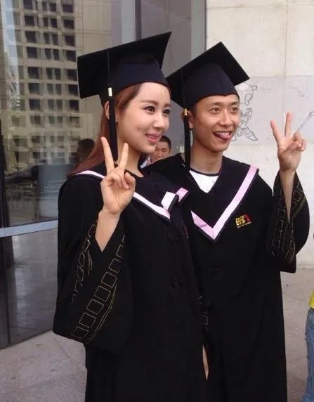 陈瑶晒学士服毕业照素颜清丽可爱，还有哪些明星晒过自己的毕业照，谁的最好看？