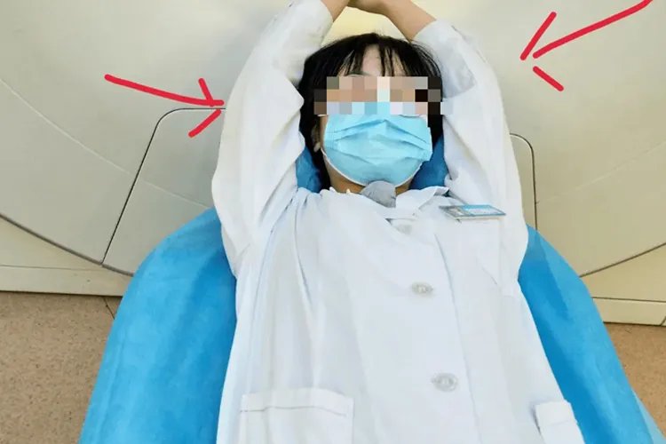 做肺CT双手抱头姿势图解