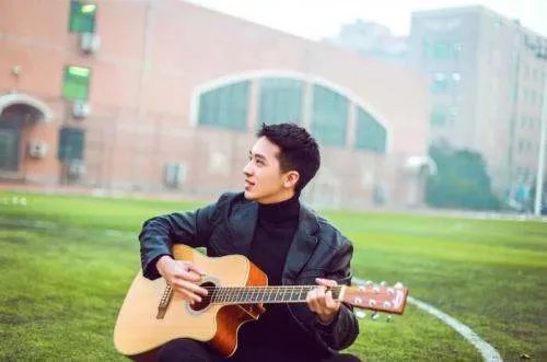 许魏洲曾获“2018华人杰出青年歌手”奖,他在流量小生中处于什么水平?