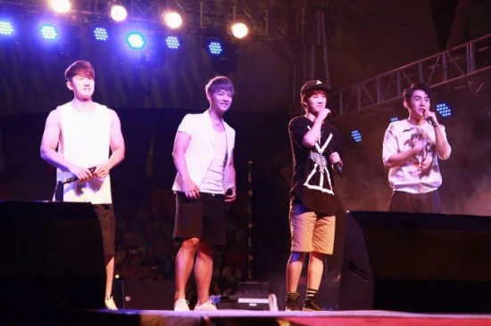 0086男团劲歌热舞亮相星光大道冠军演唱会