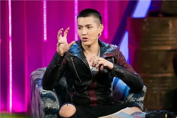 秦牛正威发微博否认恋情，为何吴亦凡面对恋情风波不站出来发声？