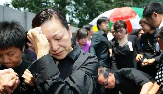 11年前，罗京葬礼上哭晕的刘继红，如今为何转身就嫁给富商？