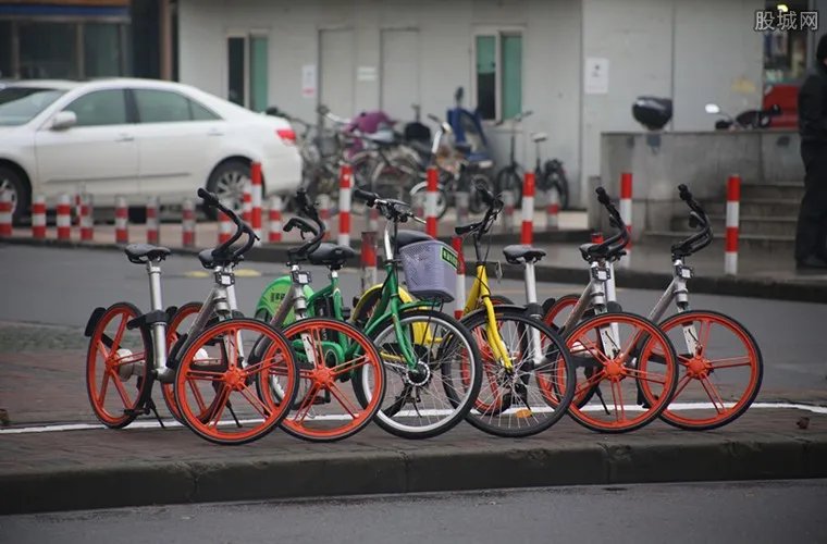 深圳暂扣共享单车 为净化人行道整治占道停车和僵尸车