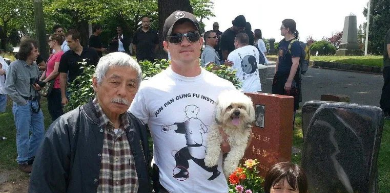 李小龙“守墓人”去世，他为何如此信仰李小龙呢？