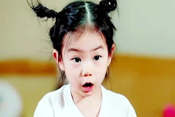 戚薇女儿为啥总是扎俩丸子头？看到她散头发照片后，瞬间懂了！这是为何？
