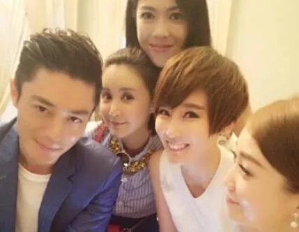 霍建华谢楠合影：求老干部此刻的心理阴影面积？