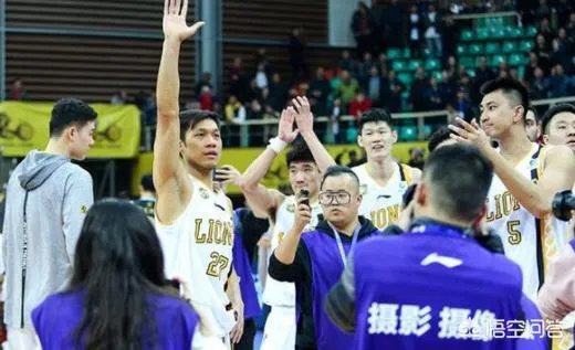 比赛还剩1分钟，林志杰下场，阿不都沙拉木鼓掌欢送，你怎么看？