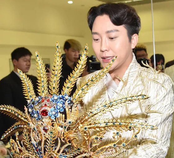 李玉刚隐藏多年的老婆来头不小，岳父背景更是了不得，难怪不公开，是谁呢？