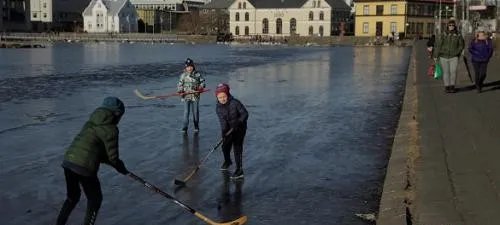 冰岛首都池塘凝结了滑冰安全不?