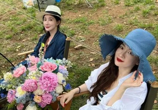 霍思燕与好友出游晒美照，你觉得她的状态怎么样？