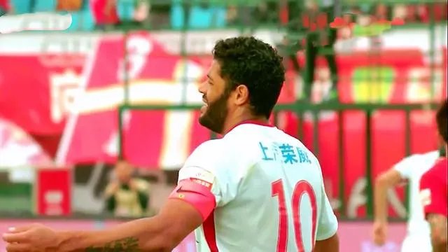 亚泰对阵上港的比赛中，武磊明显手球，为什么他的情绪会如此激动？