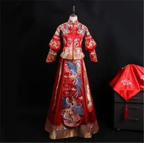 凤冠霞帔和秀禾服的区别 凤冠霞帔男的叫什么