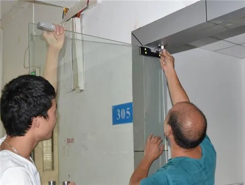 地弹簧玻璃门的安装流程 地弹簧玻璃门贵不贵