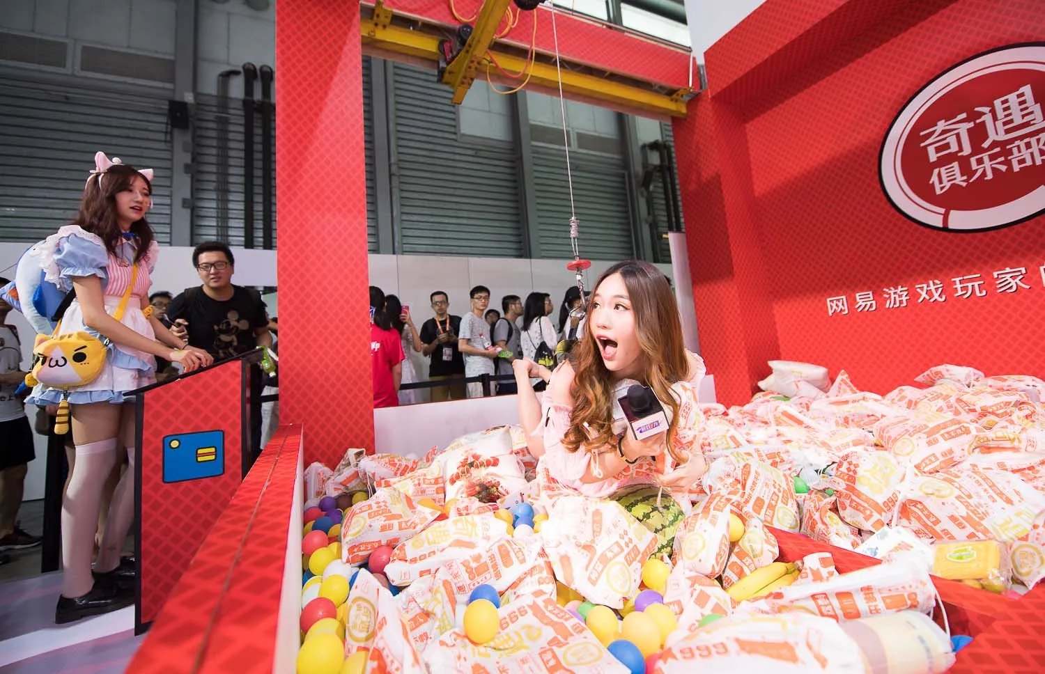 真人娃娃机到底有多好玩?不看SG只求当个娃娃夹走福利