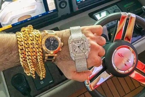 视频博主炫富被批后纷纷道歉删视频，炫富是一种什么行为？