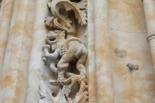 西班牙萨拉曼卡市一个远古大教堂上为何有着神秘的太空人浮雕？