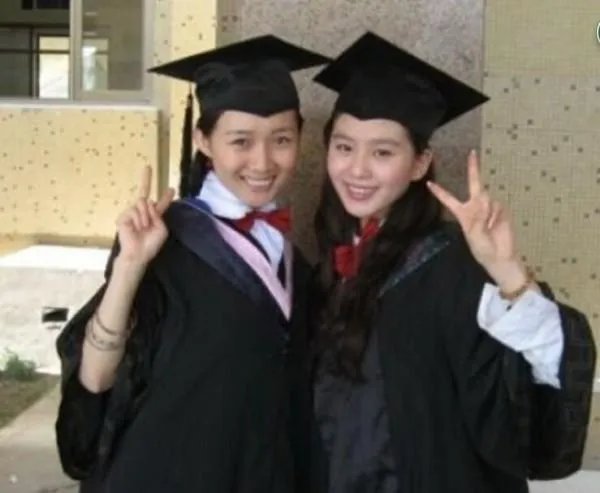 陈瑶晒学士服毕业照素颜清丽可爱，还有哪些明星晒过自己的毕业照，谁的最好看？