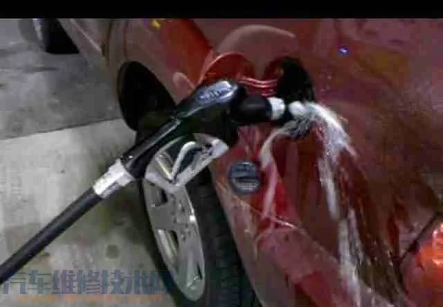 汽车油箱在底盘哪个位置？汽车油箱要不要清洗