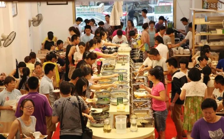 游客疑遇高价宰客 餐厅价格不一游客拒绝买单引发悲剧