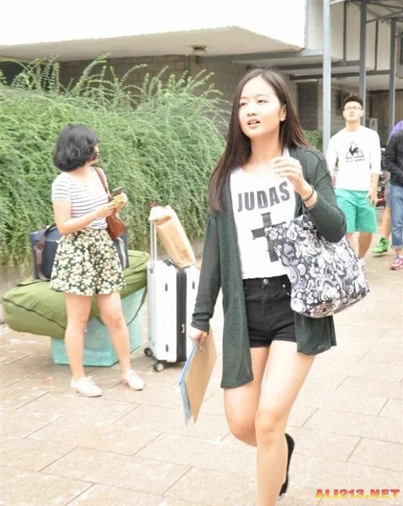 北京电影学院新生来了！美女帅哥云集吸引眼球