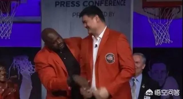 奥尼尔和姚明的首次交锋发生在什么时候？他们的数据是多少？你如何评价他们之间的交锋？