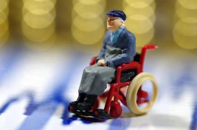 保姆虐打85岁老人辩称是闹着玩，为啥保姆会虐待老人？