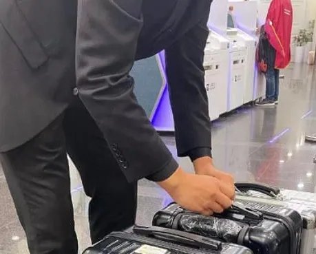 嫌银行态度差,上海一男子取走500万现金,遇到态度恶劣的员工如何投诉?