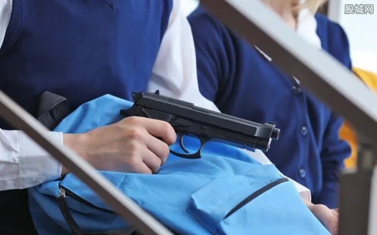 女子遭抢劫巧脱险 智斗持刀劫匪最终成功脱险