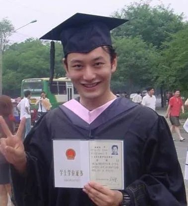 陈瑶晒学士服毕业照素颜清丽可爱，还有哪些明星晒过自己的毕业照，谁的最好看？