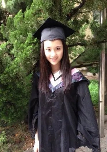 陈瑶晒学士服毕业照素颜清丽可爱，还有哪些明星晒过自己的毕业照，谁的最好看？