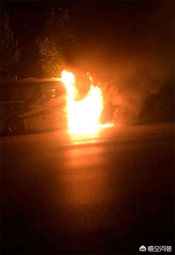 杭宁高速长兴段奔驰车狂飙逼停大巴救下40多人, 你怎么看？