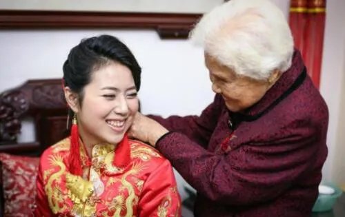 扶新娘下车的人叫什么 新娘接进男方家门后的流程有哪些