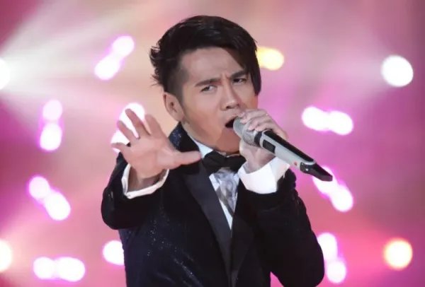 曹格晒出被狗咬伤的照片，他的伤势如何？