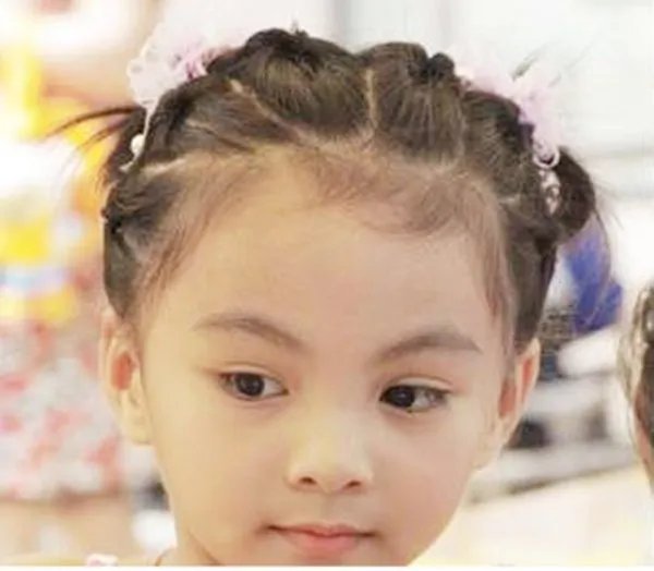 戚薇女儿为啥总是扎俩丸子头？看到她散头发照片后，瞬间懂了！这是为何？