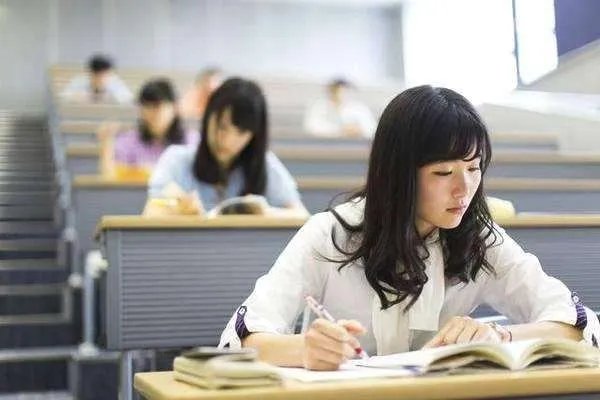 50岁的护士长陪女儿考研双双被录取,有触动到你吗?