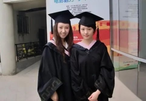 陈瑶晒学士服毕业照素颜清丽可爱，还有哪些明星晒过自己的毕业照，谁的最好看？