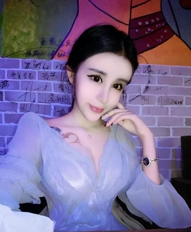 14岁就开始整容成“蛇精脸”，因炫富走红，现在又整成了混血，你怎么看？